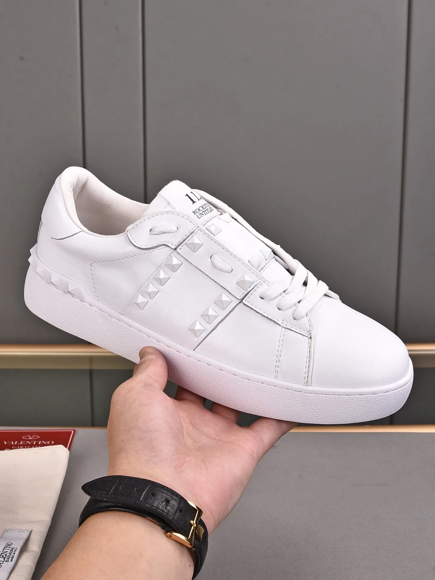 Men's shoes 440💰 (men and women couples) Valentino classic color matching series casual shoes. Made with heavy craftsmanship, good products pay attention to every detail. A must-have trendy item that can be worn all year round, it has been worn by many celebrities and Internet celebrities~~Imported cowhide surface, unique design concept, sheepskin lining, counter quality. Women’s clothing 35-40. Men’s clothing 39-44, 45-46 (returns and exchanges are not supported for custom-made items)